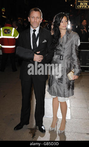 Daniel Craig (links) und Satsuki Mitchell kommen im The Story of James Bond: A Tribute to Ian Fleming im Palladium Theatre in London an. Stockfoto