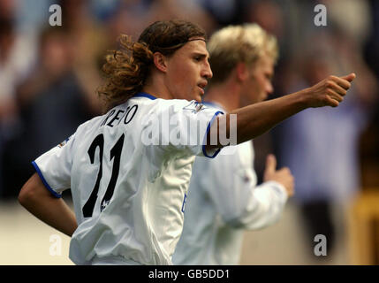 Fußball - FA Barclaycard Premiership - Wolverhampton Wanderers gegen Chelsea. Chelsea's Hernan Crespo feiert sein zweites Tor Stockfoto