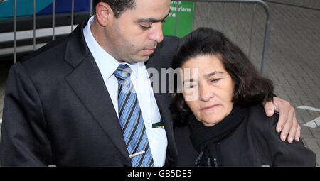 Maria Otone de Menezes kommt auf die Suche nach dem Tod ihres Sohnes Jean Charles de Menezes mit ihrem ältesten Sohn Giovani de Menezes im Oval, London. Stockfoto