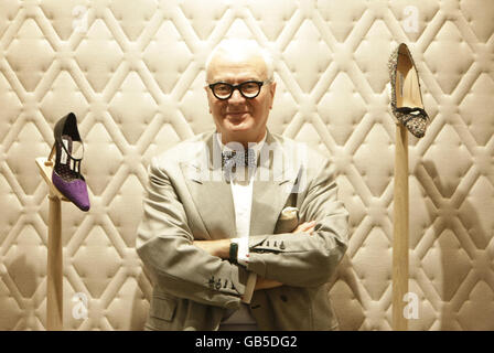 Der international gefeierte Schuhdesigner Manolo Blahnik bei der Eröffnung seiner exklusiven neuen Boutique im Brown Thomas Store in Dublin. Stockfoto