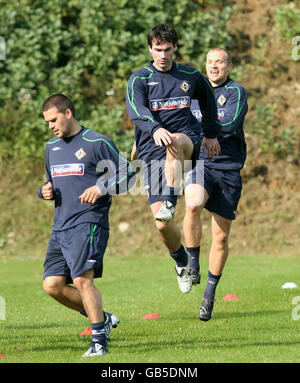 Nordirland (links-rechts) David Healy, Keith Gillespie und Warren Feeney während einer Trainingseinheit in der Bolfenk Football Camp Arena in Maribor, Slowenien. Stockfoto