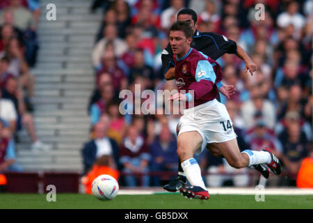 Fußball - Nationwide League Division One - West Ham United / Reading. Wayne Quinn von West Ham rennt um die Verteidigung von Reading Stockfoto