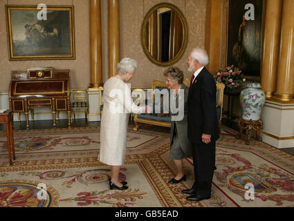 Die britische Königin Elizabeth II. Empfängt Pierre Duchesne, den Vizegouverneur von Quebec, der seine Beglaubigungsschreiben im Buckingham Palace in London überreichte. Stockfoto