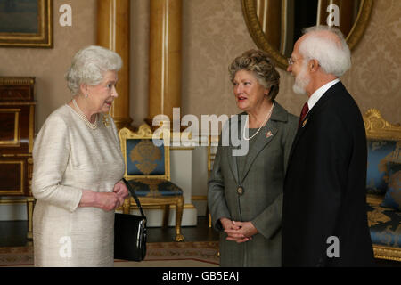 Die britische Königin Elizabeth II. Empfängt Pierre Duchesne, den Vizegouverneur von Quebec, der seine Beglaubigungsschreiben im Buckingham Palace in London überreichte. Stockfoto