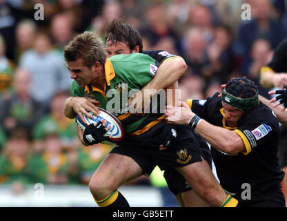 Rugby Union - Zurich Premiership - Northampton Saints gegen London Wesps. Johnny Howard von Northampton Saints wird von Tom Voyce und Jonny O'Connor von den Londoner Wespen angegangen Stockfoto