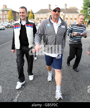 Sir Ian Botham (Mitte) spaziert am vierten Tag seines Wohltätigkeitswalks zur Unterstützung der Leukämieforschung durch das Zentrum von Bury St. Edmunds, Suffolk. Stockfoto