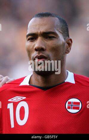 Fußball - FIFA Fußball-Weltmeisterschaft 2010 - Qualifikationsrunde - Gruppe neun - Schottland gegen Norwegen - Hampden Park. John Carew, Norwegen Stockfoto