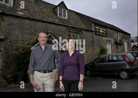 Catherine Stevens und David Morgan, Mitbesitzer des Golden Heart Pub in der Nähe von Brimpsfield, Gloucestershire, vor ihrem Pub, nachdem es zum Good Pub Guide 2009 Pub of the Year ernannt wurde. Stockfoto