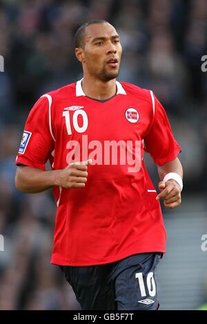 Fußball - FIFA Fußball-Weltmeisterschaft 2010 - Qualifikationsrunde - Gruppe neun - Schottland gegen Norwegen - Hampden Park. John Carew, Norwegen Stockfoto