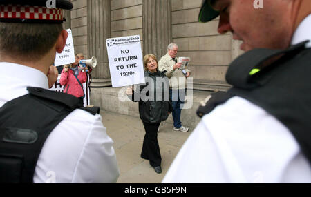 Demonstranten, die unglücklich darüber sind, dass die Regierung Banken mit Steuergeldern ausbezahlt, nehmen an einer Demonstration vor der Bank of England in London Teil. Stockfoto
