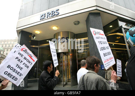 Demonstranten, die unglücklich darüber sind, dass die Regierung Banken mit Steuergeldern ausbezahlt, nehmen an einer Demonstration vor einem Gebäude der Royal Bank of Scotland in London Teil. Stockfoto