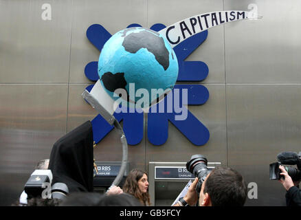 Demonstranten, die unglücklich darüber sind, dass die Regierung Banken mit Steuergeldern ausbezahlt, nehmen an einer Demonstration vor einem Gebäude der Royal Bank of Scotland in London Teil. Stockfoto