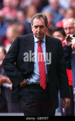 Liverpools Manager Gerard Houllier geht am Ende des Das Spiel dejected, nachdem sein Team verlieren gegen Charlton Sportlich Stockfoto