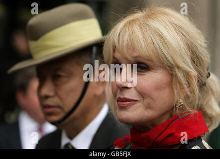 Die Schauspielerin Joanna Lumley und ein Gurkha sprechen mit Reportern vor dem Portcullis House in London, nachdem sie den Gurkha-Gesetzentwurf im House of Lords gelesen hatten. Stockfoto