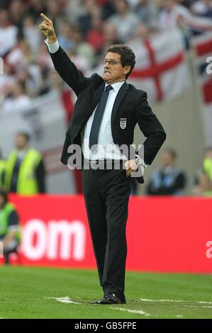 England-Manager Fabio Capello lenkt seine Spieler von der Touchline aus Stockfoto