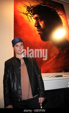 Der amerikanische Fotograf und Regisseur David LaChapelle bei der Privatansicht der Ausstellung des amerikanischen Fotografen David LaChapelle, in Robilant+Voena, Dover Street, im Zentrum von London. Stockfoto