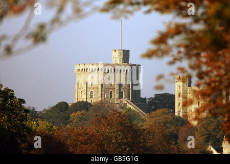 Gesamtansicht des Windsor Castle, vom Ende des langen Spaziergangs mit dem Rundturm. Stockfoto