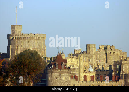 Gesamtansicht von Windsor Castle mit den Burgmauern, dem runden Turm und dem Westfenster der St. George's Kapelle. Stockfoto