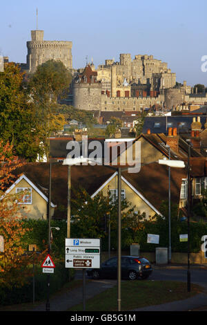 Gesamtansicht von Windsor Castle mit den Burgmauern, dem runden Turm und dem Westfenster der St. George's Kapelle. Stockfoto