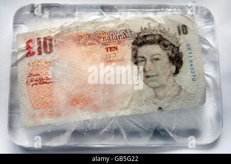 Wirtschaftskrise. Eine 10-Pfund-Note, die in Eis gefroren war. Stockfoto