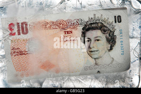 Wirtschaftskrise. Eine 10-Pfund-Note, die in Eis gefroren war. Stockfoto