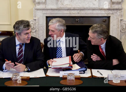 Premierminister Gordon Brown spricht mit Justizminister Jack Straw (Mitte) und Umweltministerin Hilary Benn (rechts), während er den Vorsitz bei einer Kabinettssitzung in der Downing Street 10 in London führt. Stockfoto