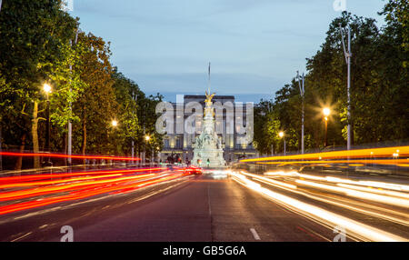 Das Einkaufszentrum Victoria Monument und dem Buckingham Palace bei Nacht-London-UK Stockfoto