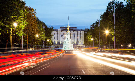 Das Einkaufszentrum Victoria Monument und dem Buckingham Palace bei Nacht-London-UK Stockfoto