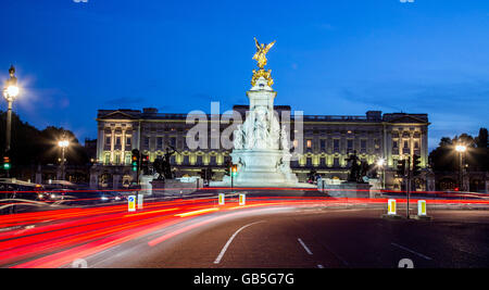 Victoria Denkmal und Buckingham-Palast bei Nacht-London-UK Stockfoto