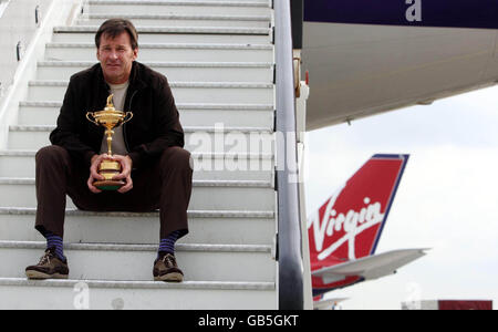Kapitän des Ryder Cup-Teams Nick Faldo stellt sich mit der Trophäe auf dem Londoner Flughafen Heathrow vor. Stockfoto