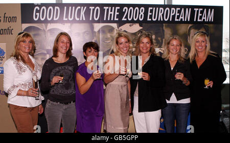Die Frauen und Freundinnen der Mitglieder des Ryder Cup-Teams posieren für Fotografen am Londoner Flughafen Heathrow. Stockfoto