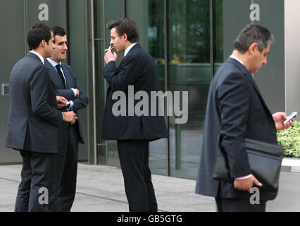 Lehman Brothers kollabieren. Arbeiter kommen und gehen am Lehman Brothers Hauptquartier in Canary Wharf in London. Stockfoto