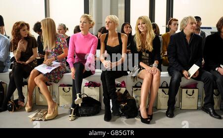 (Links-rechts) Emilia Fox, Laura Bailey, Rossamund Pike, Jacquetta Wheeler, Mischa Barton und Nick Rhodes bei der Show des Designers Temperley London, während der London Fashion Week im 7 Howick Place, London, SW1E. Stockfoto