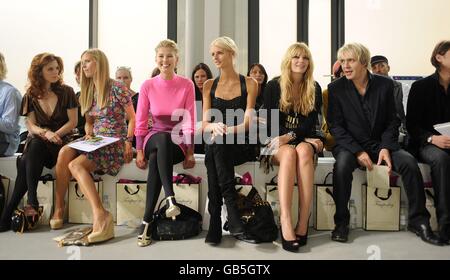 (Links-rechts) Emilia Fox, Laura Bailey, Rossamund Pike, Jacquetta Wheeler, Mischa Barton und Nick Rhodes bei der Show des Designers Temperley London, während der London Fashion Week im 7 Howick Place, London, SW1E. Stockfoto