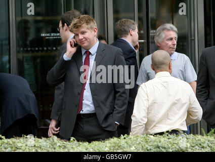 Lehman Brothers kollabieren. Arbeiter vor dem Lehman Brothers Hauptquartier in Canary Wharf in London. Stockfoto