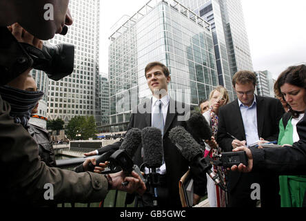 Edouard D'Archimbaud, 24, aus Paris, der heute seinen ersten Arbeitstag bei Lehman Brothers begann, spricht mit der Presse, nachdem er erfahren hatte, dass er dort außerhalb des Firmenhauptsitzes in Canary Wharf in London keine Stelle mehr hat. Stockfoto