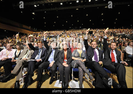 Der liberaldemokratische Parteiführer Nick Clegg und andere Politiker der Front Bank stimmen auf der Parteikonferenz in Bournemouth über das Make it happen-Papier ab. Stockfoto