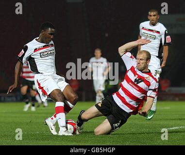 Fußball - Coca-Cola Football League Championship - Doncaster Rovers gegen Charlton Athletic - Keepmoat Stadium. Stephen Roberts von Doncaster Rovers kämpft mit Lloyd Sam von Charlton Athletic um den Ball (l) Stockfoto