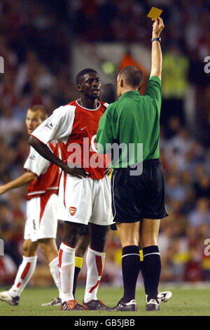 (L-R) die Kolo-Tour von Arsenal wird durch die gelbe Karte dargestellt Schiedsrichter Mike Dean Stockfoto