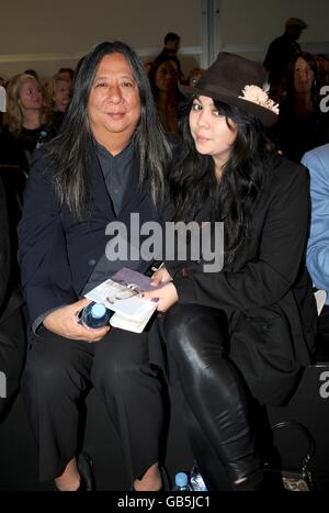 John Rocha (links) bei der Show der Designerin Betty Jackson, während der London Fashion Week im BFC Tent, Natural History Museum, West Lawn, Cromwell Road, SW7. Stockfoto