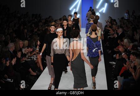 Models tragen Kreationen der Designerin Betty Jackson während der London Fashion Week im BFC Tent, Natural History Museum, West Lawn, Cromwell Road, SW7. Stockfoto