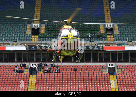 Wales Air Ambulance Pilot Pete Cummins landet einen Eurocopter EC135 im Millennium Stadion in Cardiff, um den Start der zweiten jährlichen Wales Air Ambulance Week zu markieren - die vom 24. Bis 30. September stattfindet. Stockfoto