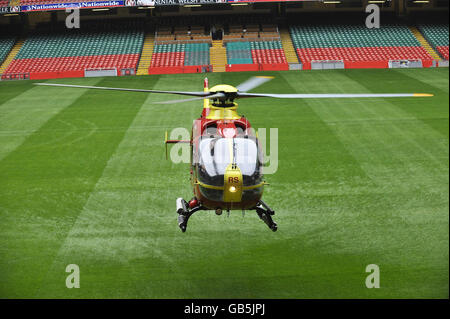 Wales Air Ambulance Pilot Pete Cummins landet einen Eurocopter EC135 im Millennium Stadion in Cardiff, um den Start der zweiten jährlichen Wales Air Ambulance Week zu markieren - die vom 24. Bis 30. September stattfindet. Stockfoto