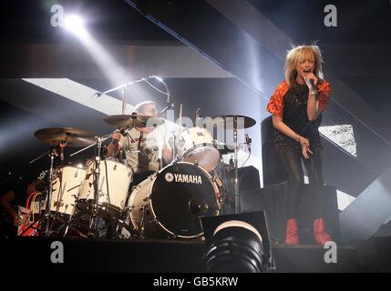 Die Ting Tings treten auf der Bühne des Vodafone Live Music Awards 2008, in der Brixton Academy, Brixton, London Stockfoto