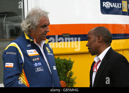 Renault Teamchef Flavio Briatore (l) chattet mit Anthony Hamilton während des Großen Preises von Italien in Monza, Italien. Stockfoto