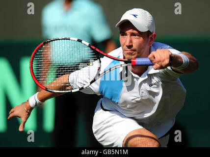 Der Großbritanniens Alex Bogdanovic in Aktion gegen den österreichischen Jurgen Melzer während des Davis Cup, der World Group, Play-offs im All England Lawn Tennis Club, Wimbledon, London. Stockfoto