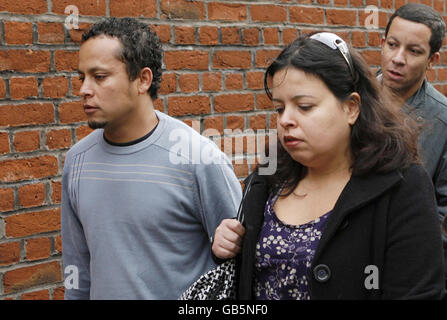 Verwandte von Jean Charles de Menezes, Alessandro Pereira (links), Alex Pereira (rechts) und Patricia da Silva Armani (Mitte) kommen zum Beginn der Untersuchung zu seinem Tod im Brit Oval, Kennington, im Süden Londons. Stockfoto