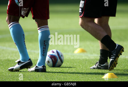 Fußball - Coca-Cola Football League Championship - Swansea City / Burnley - Liberty Stadium. Burnleys Spieler wärmen sich vor dem Spiel auf Stockfoto