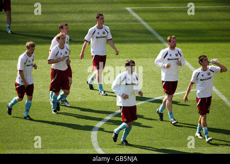 Fußball - Coca-Cola Football League Championship - Swansea City / Burnley - Liberty Stadium. Burnleys Spieler wärmen sich vor dem Spiel auf Stockfoto