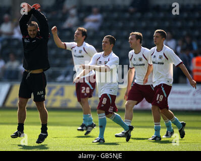 Fußball - Coca-Cola Football League Championship - Swansea City / Burnley - Liberty Stadium. Burnleys Spieler wärmen sich vor dem Spiel auf Stockfoto